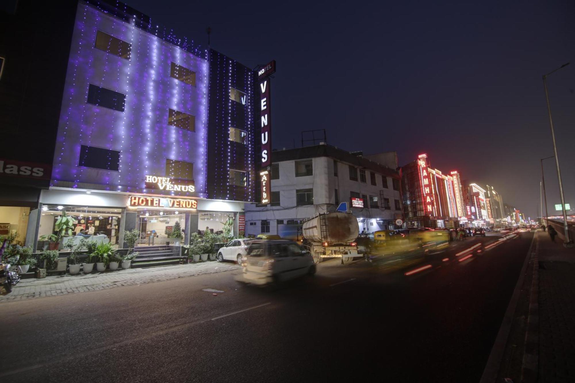 Hotel Venus Plaza Nuova Delhi Esterno foto